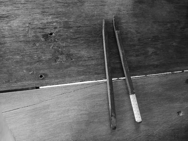 Foto grátis pauzinho quebrado em uma mesa de madeira