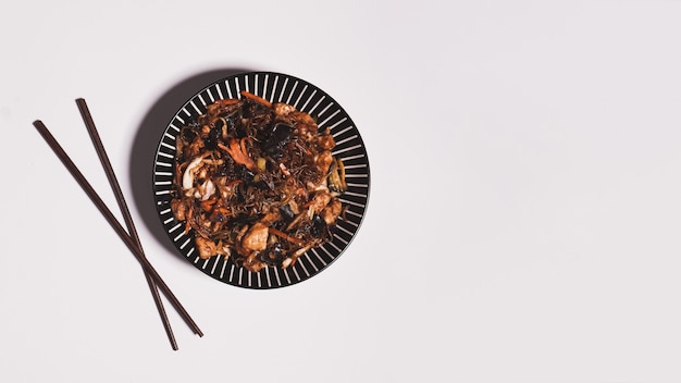 Pauzinhos e comida chinesa em branco