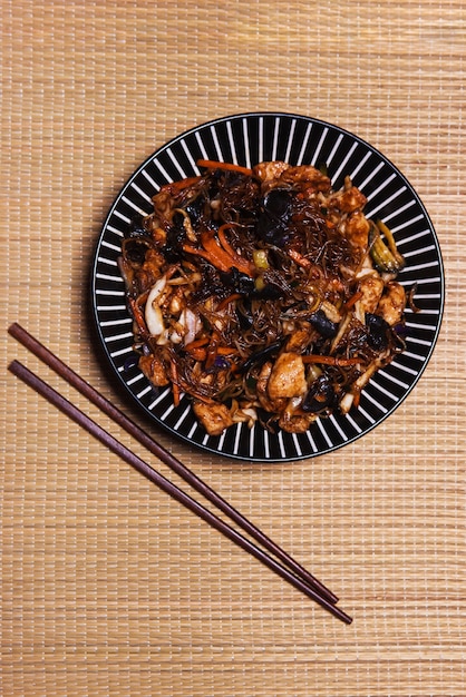 Pauzinhos e comida chinesa em pano