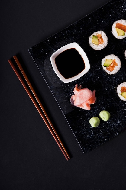 Foto grátis pauzinhos perto de prato com sushi