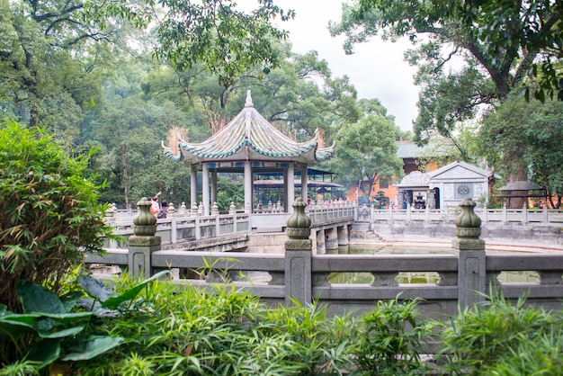 Pavilhão com uma ponte e cercas