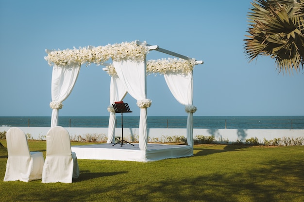 Foto grátis pavilhão de casamento definido para um casamento ao ar livre no jardim à beira-mar