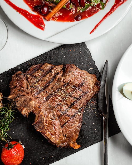 Foto grátis paz frita de bife na mesa