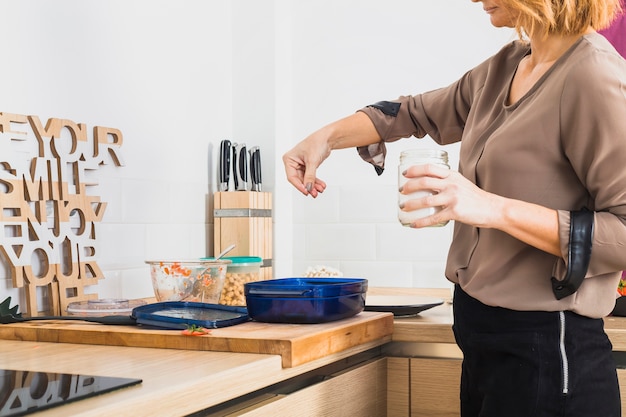 Pé feminino, em, cozinha, salting, alimento