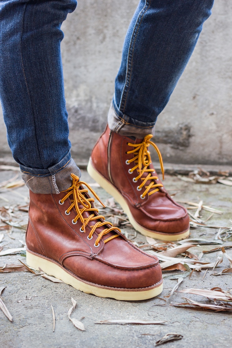 Foto grátis pé masculino com sapatos de couro marrom e jeans