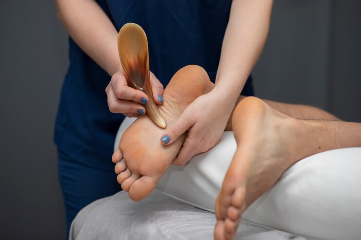 Foto grátis pé massageador de mão de alto ângulo com ferramenta especial