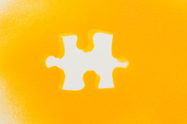 Foto grátis peças de quebra-cabeça branca em fundo amarelo