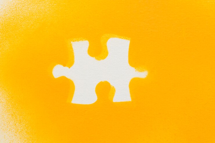 Foto grátis peças de quebra-cabeça branca em fundo amarelo