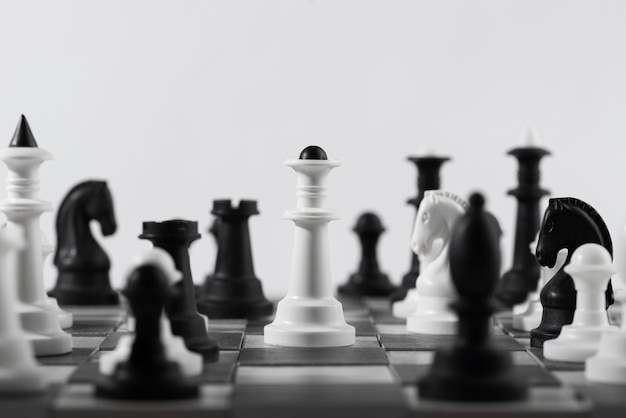 Peças de xadrez monocromáticas com tabuleiro de jogo