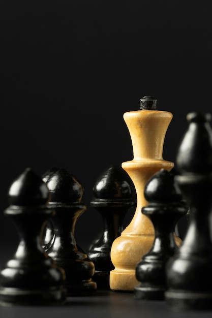 Peças de xadrez preto e branco em fundo preto
