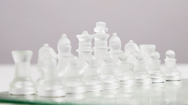 Peças de xadrez transparentes a bordo