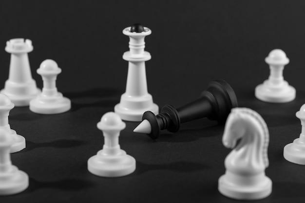 Conjunto de peças de xadrez de madeira em fundo preto, jogo de xadrez.  [download] - Designi