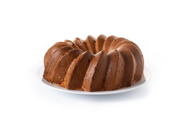 Pedaço de bolo bundt tradicional com passas isoladas no fundo branco