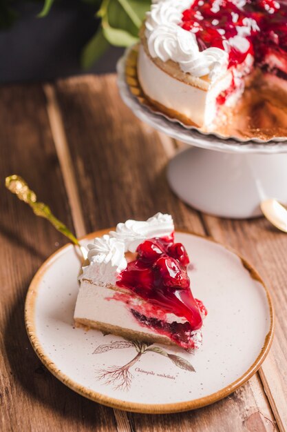 Pedaço de bolo de mousse de cereja