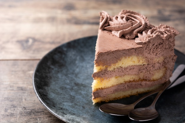 Pedaço de bolo de trufas de chocolate na mesa de madeira