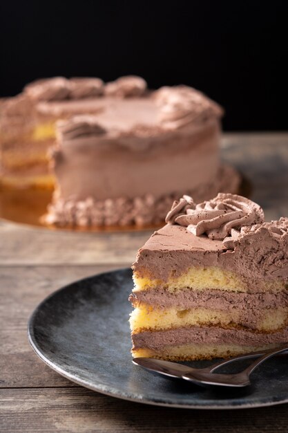 Pedaço de bolo de trufas de chocolate na mesa de madeira