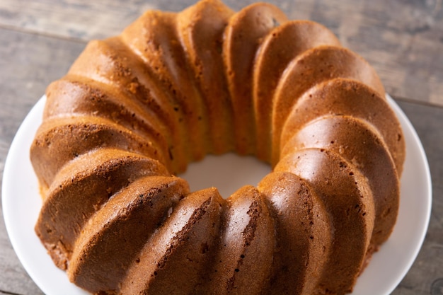 Pedaço de bolo tradicional com passas na mesa de madeira