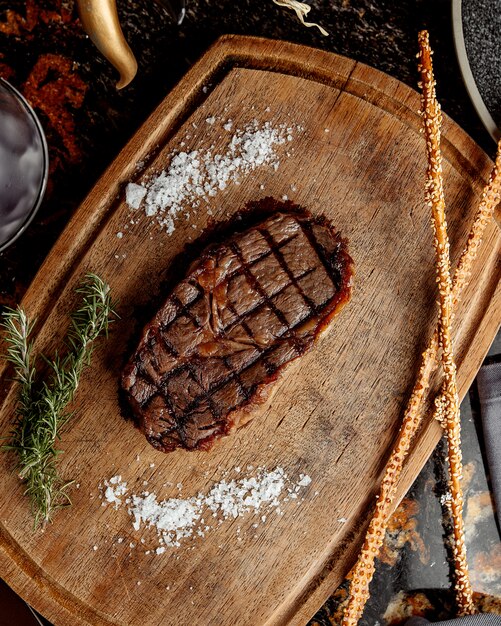 Pedaço de carne assada na mesa de corte