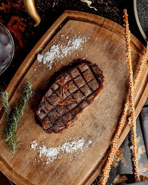 Pedaço de carne assada na mesa de corte