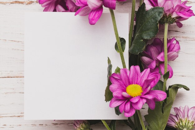 Pedaço de papel com flores roxas decorativas