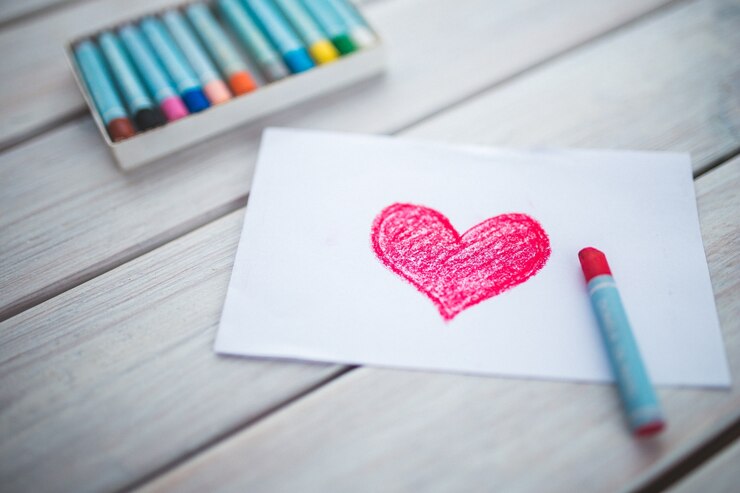 Foto grátis pedaço de papel com um coração pintado