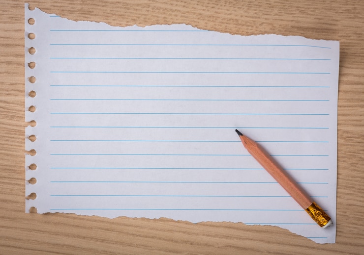 Foto grátis pedaço de papel de caderno com um lápis