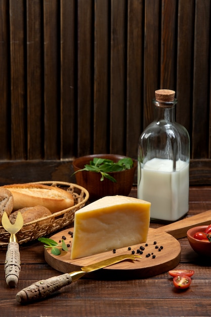 Pedaço de parmesão servido com leite e pão