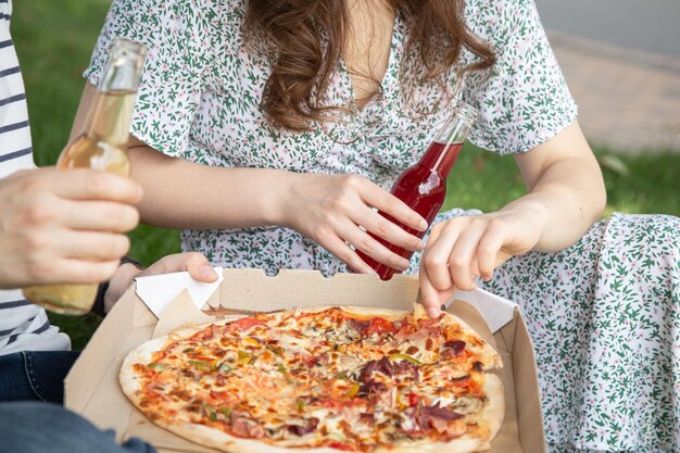 Foto grátis pedaço de pizza closeup conceito de piquenique e relaxamento