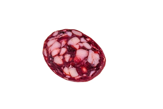 Pedaço fatiado de salsicha de salame defumado isolado em um fundo branco