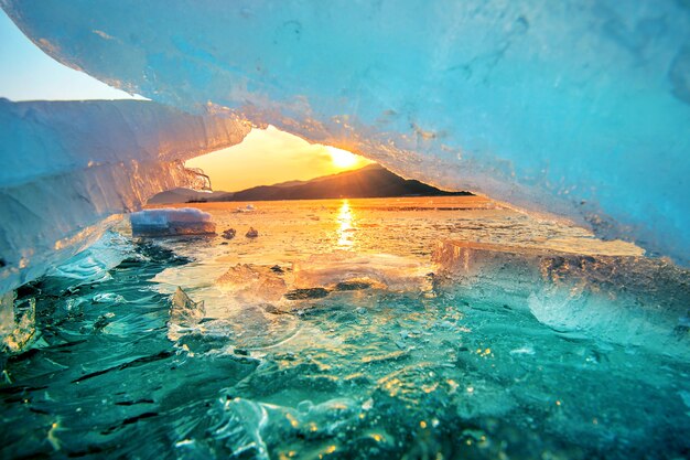 Pedaço muito grande e bonito de gelo ao nascer do sol no inverno.