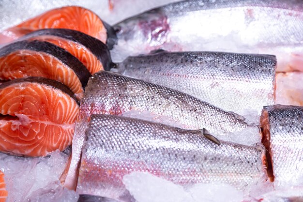 Pedaços de bife cru de salmão fresco deitado no balcão de gelo