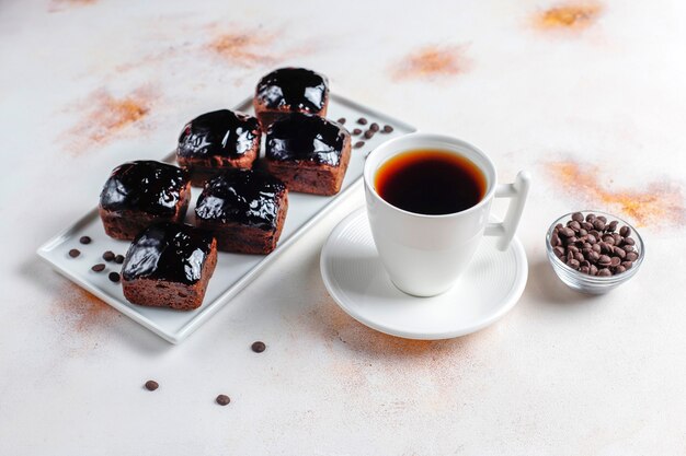 Pedaços de bolo de chocolate com calda de chocolate e com frutas, bagas.