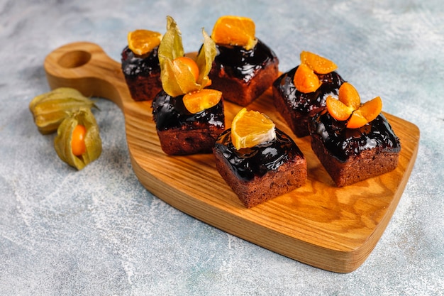 Foto grátis pedaços de bolo de chocolate com calda de chocolate e com frutas, bagas.