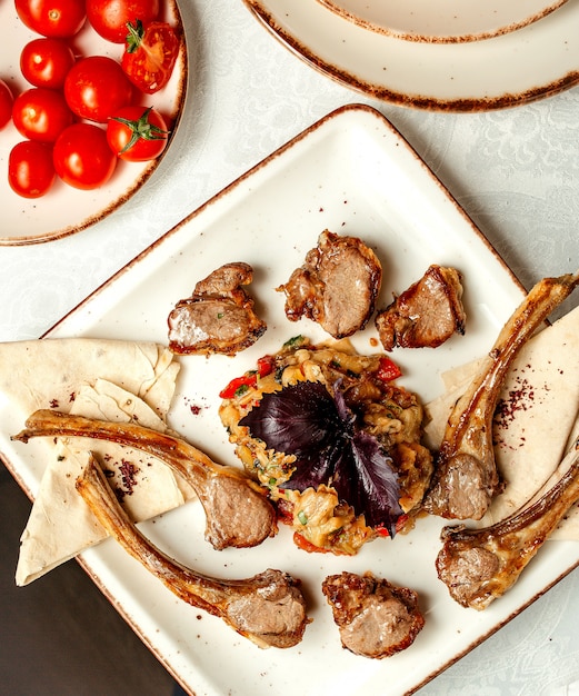 Foto grátis pedaços de carne frita e costela com caviar de berinjela