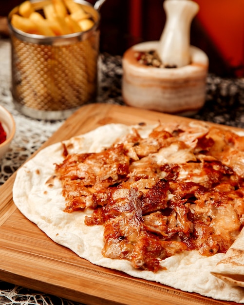 Pedaços de carne fritos crocantes no pão pita