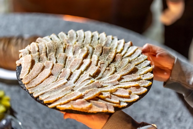 Foto grátis pedaços de carne num prato na mesa conceito de jantar familiar