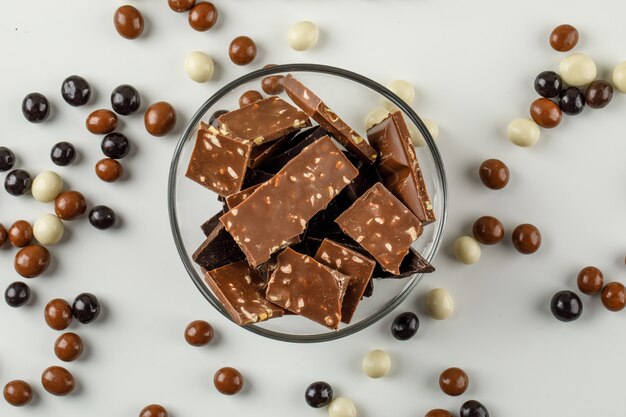 Pedaços de chocolate com chocoballs em uma tigela de vidro