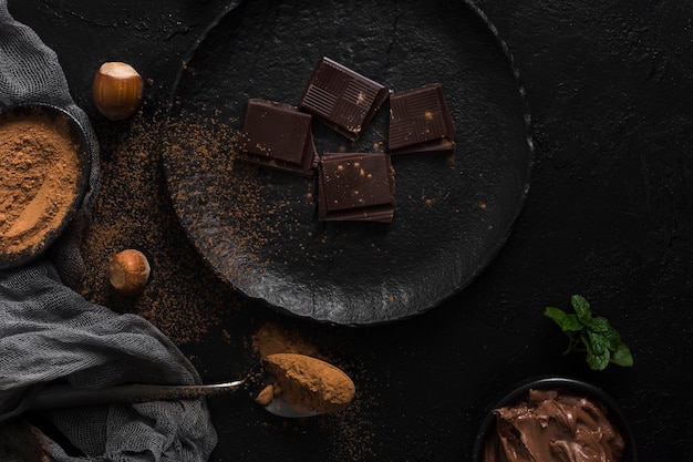 Foto grátis pedaços de chocolate no prato plana leigos