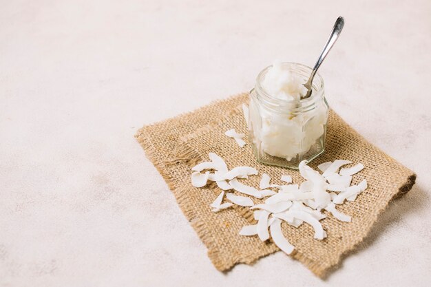 Pedaços de coco com óleo de coco em um pedaço de pano de saco