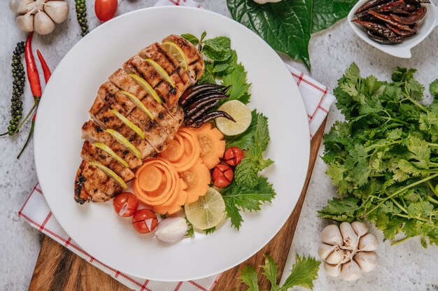 Pedaços de frango grelhado com tomate, cenoura, pimentão frito, cebola roxa, pepino e hortelã.