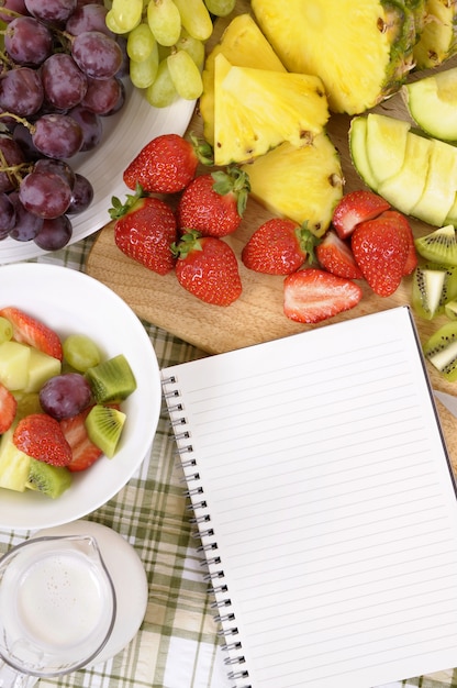 Foto grátis pedaços de frutas sobre a mesa