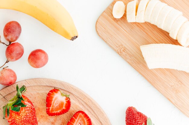 Pedaços de frutos de baga em tábuas cortadas