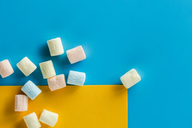 Pedaços de marshmallow na superfície azul