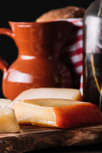 Foto grátis pedaços de queijo na cozinha