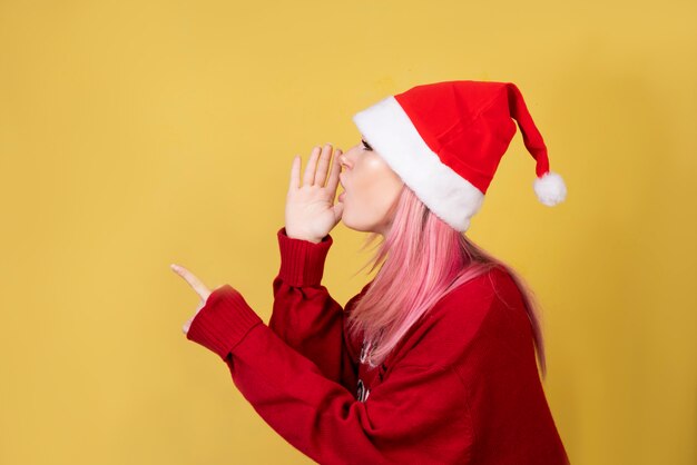 Pedir menina com roupa de Papai Noel vermelho