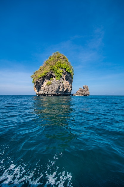 Pedra calcária de beleza no mar Adaman, Tailândia