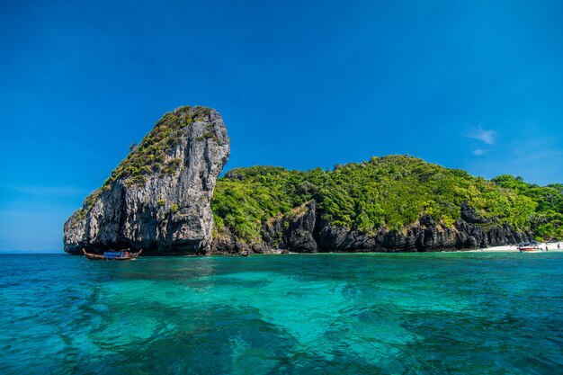 Pedra calcária de beleza no mar Adaman, Tailândia