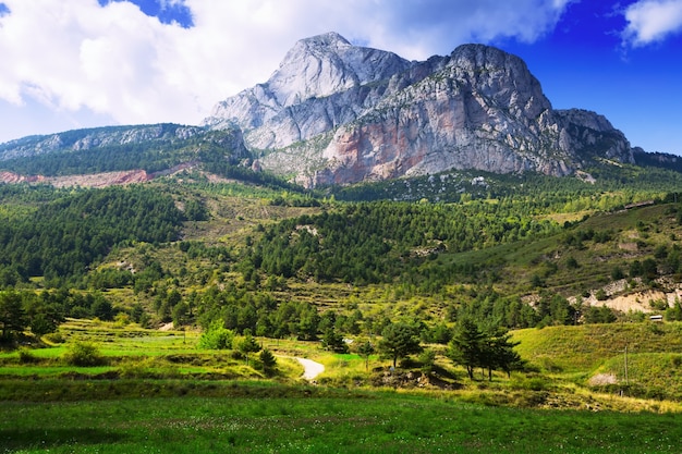 Pedra Forca - montanha rochosa branca nos Pirenéus