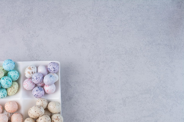 Pedras de cor pastel para elaboração em fundo de concreto.