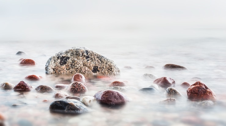 Foto grátis pedras na praia